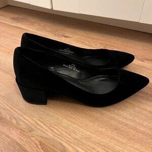 Black pointed court shoes